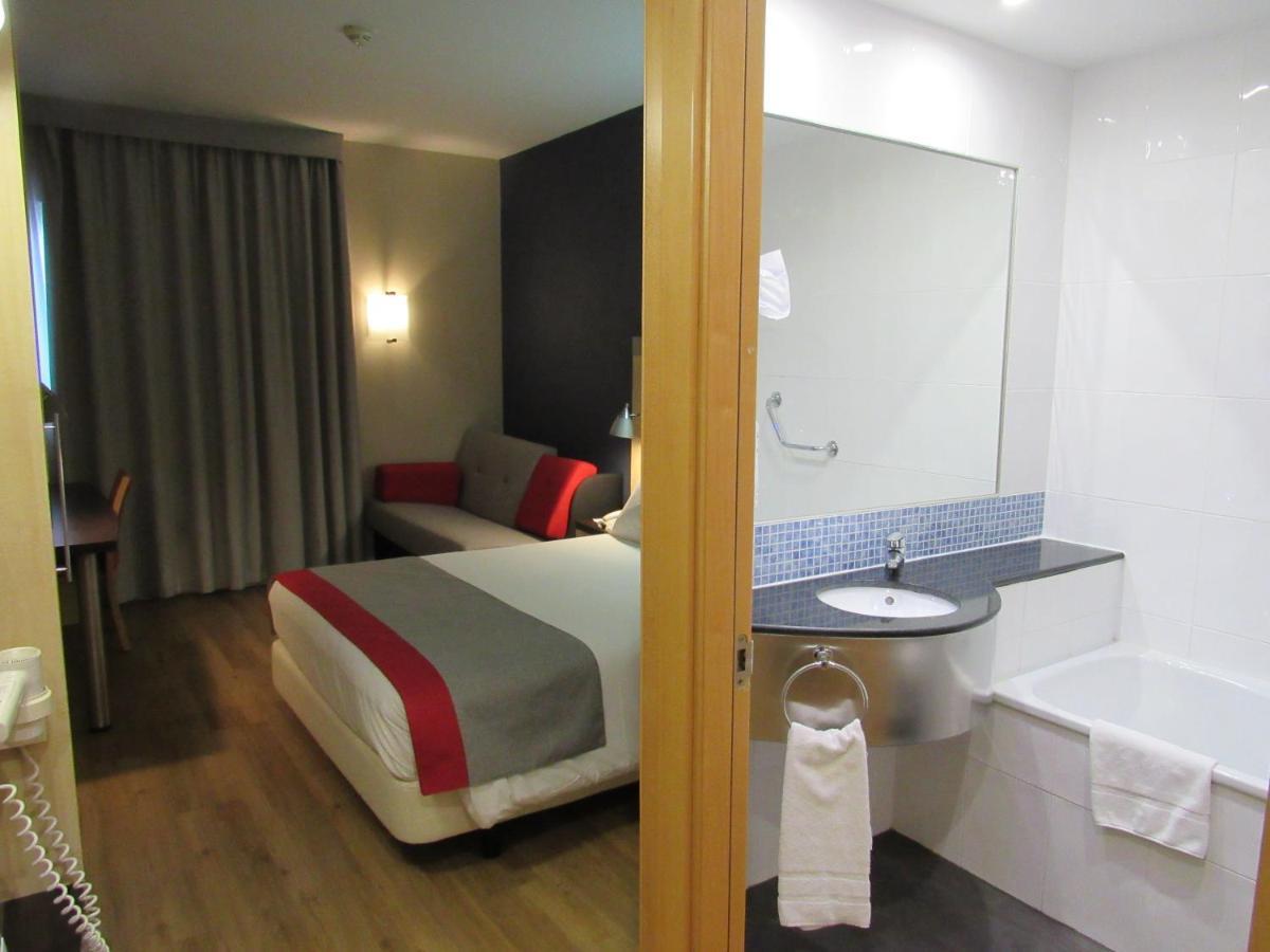 Holiday Inn Express Alcobendas By Ihg Екстериор снимка