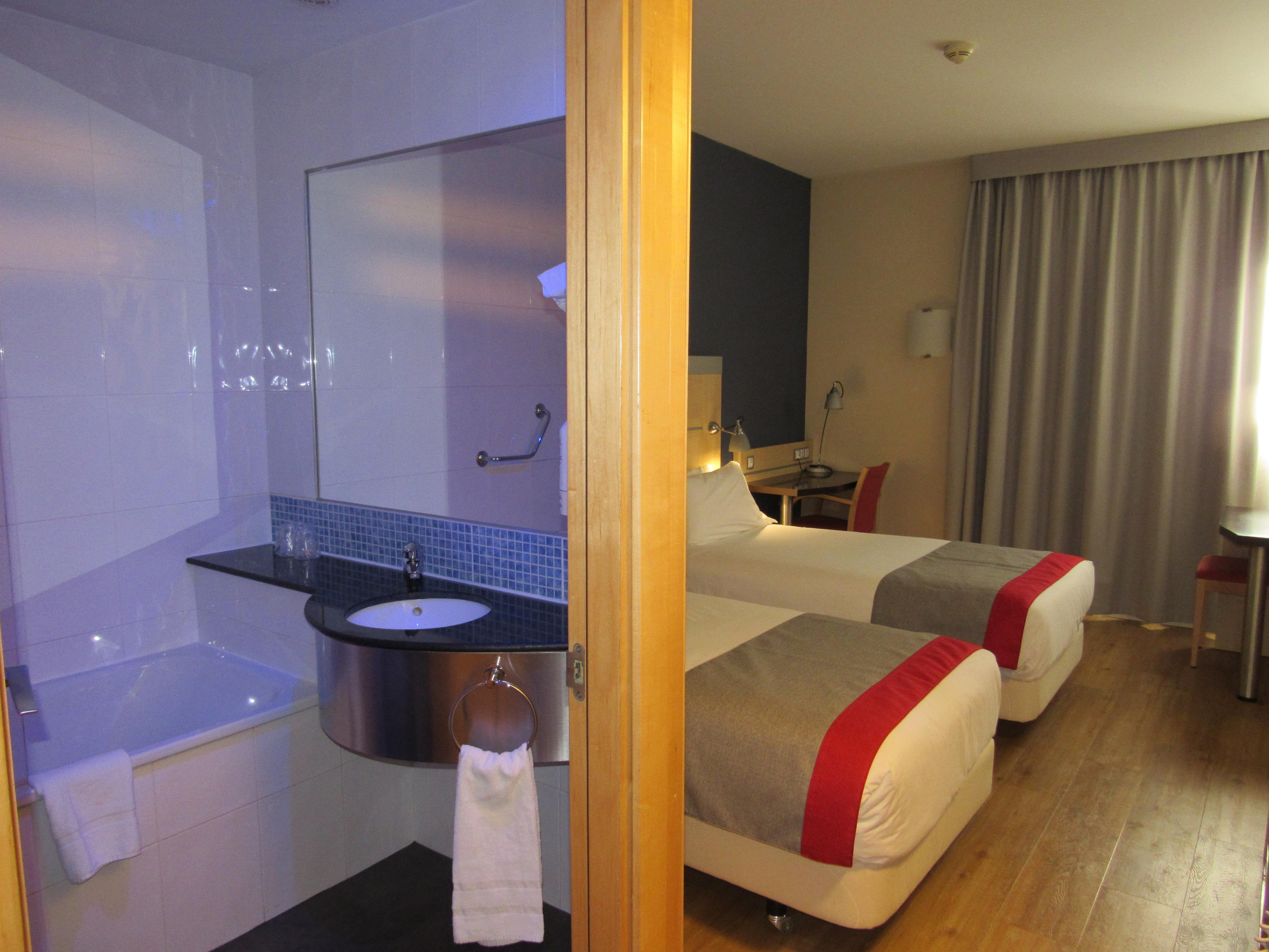 Holiday Inn Express Alcobendas By Ihg Екстериор снимка