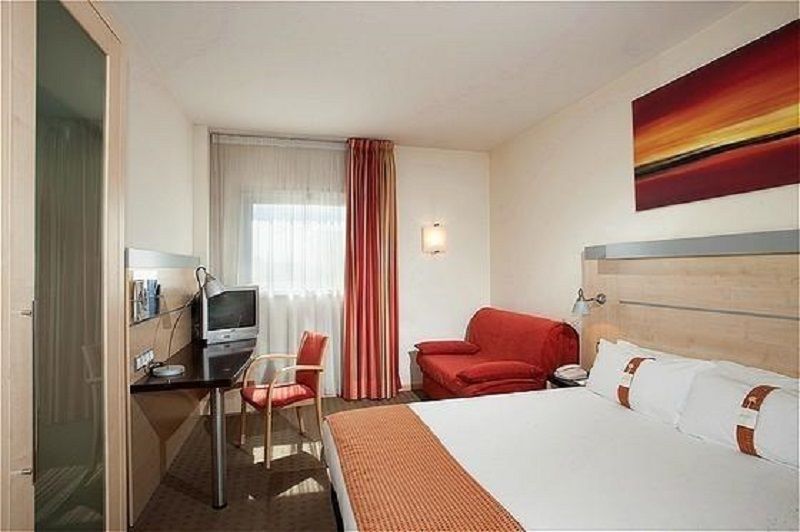 Holiday Inn Express Alcobendas By Ihg Екстериор снимка